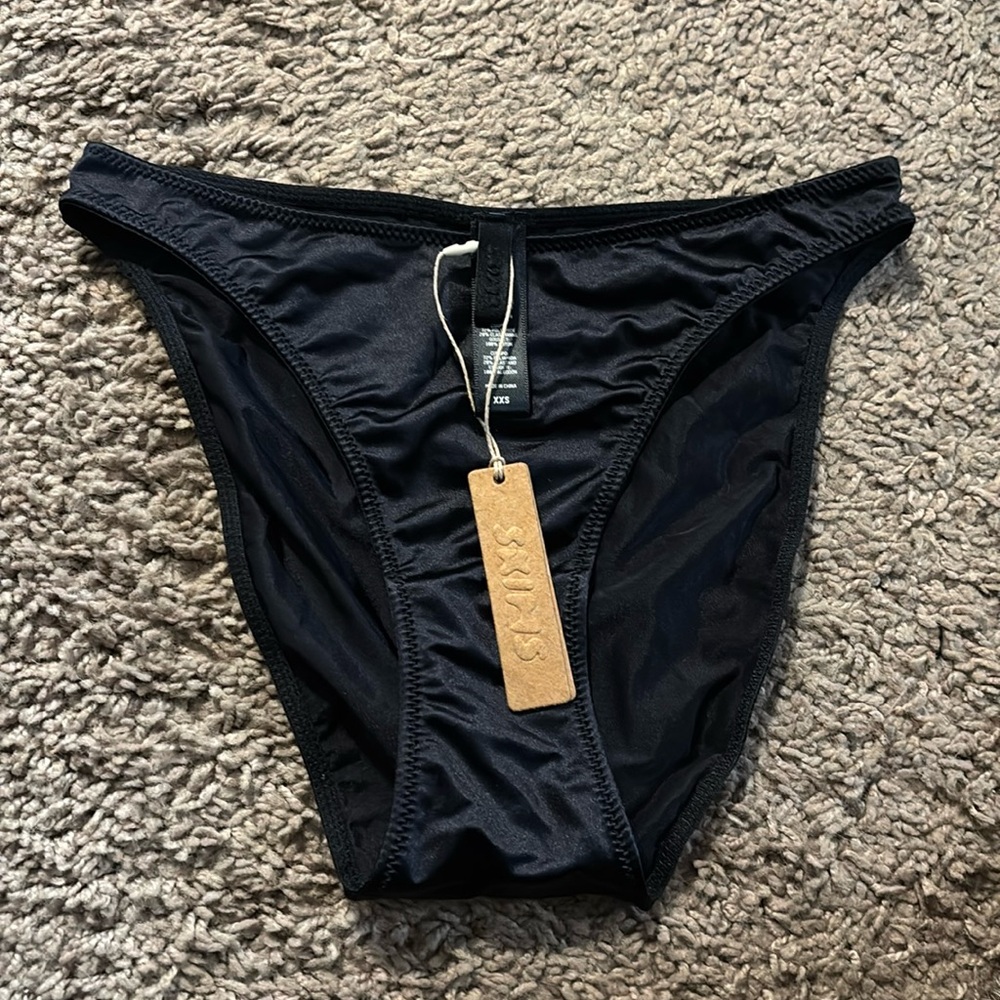 SKIMS NWT Silky Onyx XXS underwear